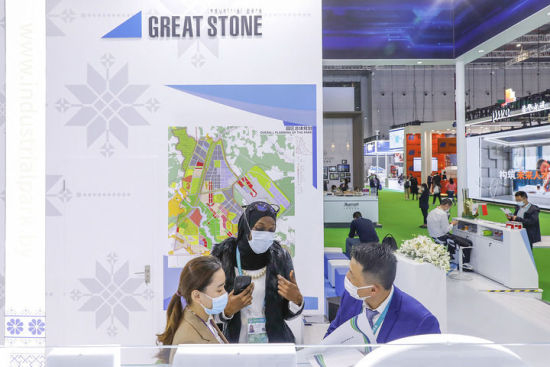 图为一位来自冈比亚的参观者(中)在第四届进博会服务贸易展区中白工业园展台了解参展商品。第四届中国国际进口博览会服务贸易展区内，一些共建“一带一路”国家展商纷纷亮相，分享产品和服务，吸引众多客商驻足。新华社记者 张玉薇 摄
